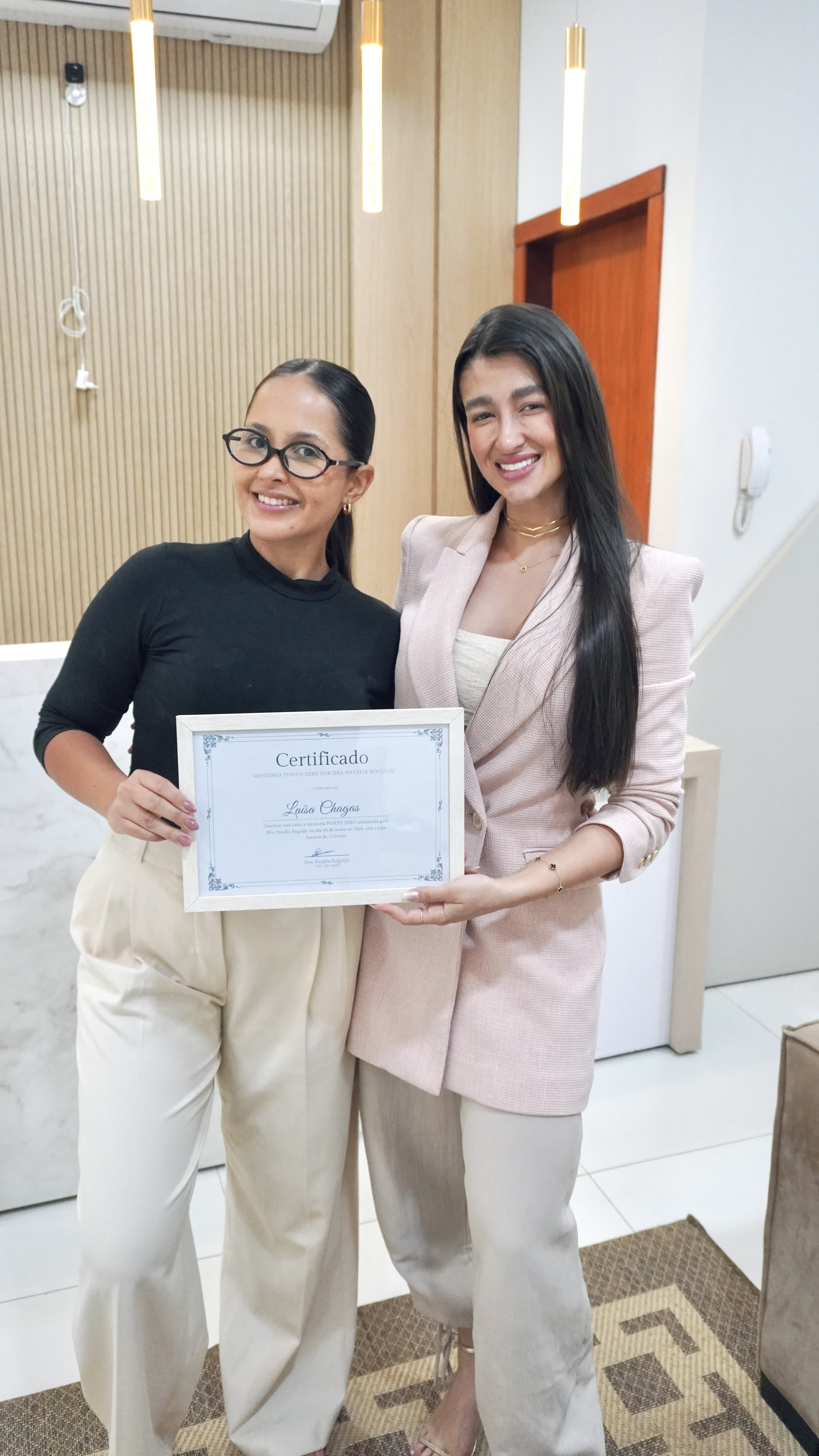 Entrega de certificado a aluna formada